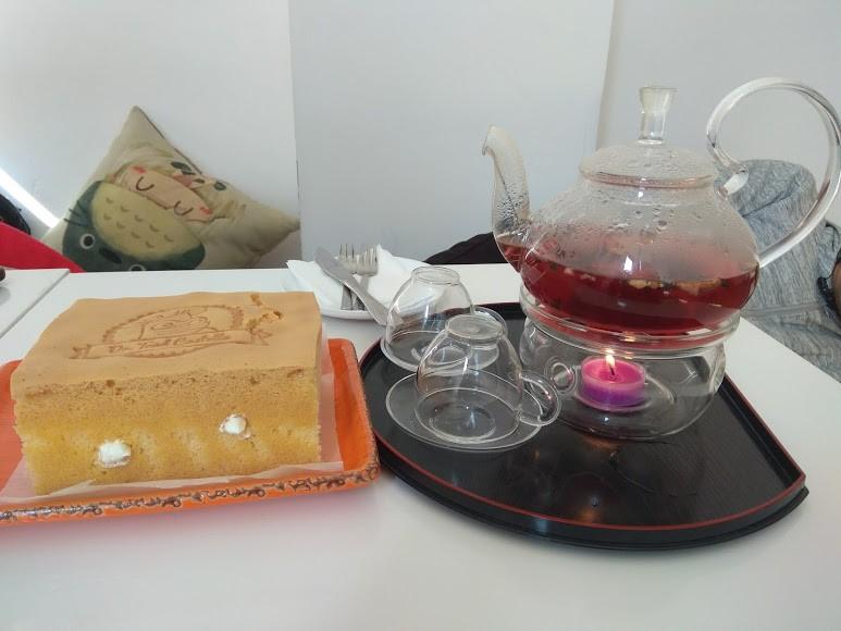 Bánh và trà tại cửa hàng
