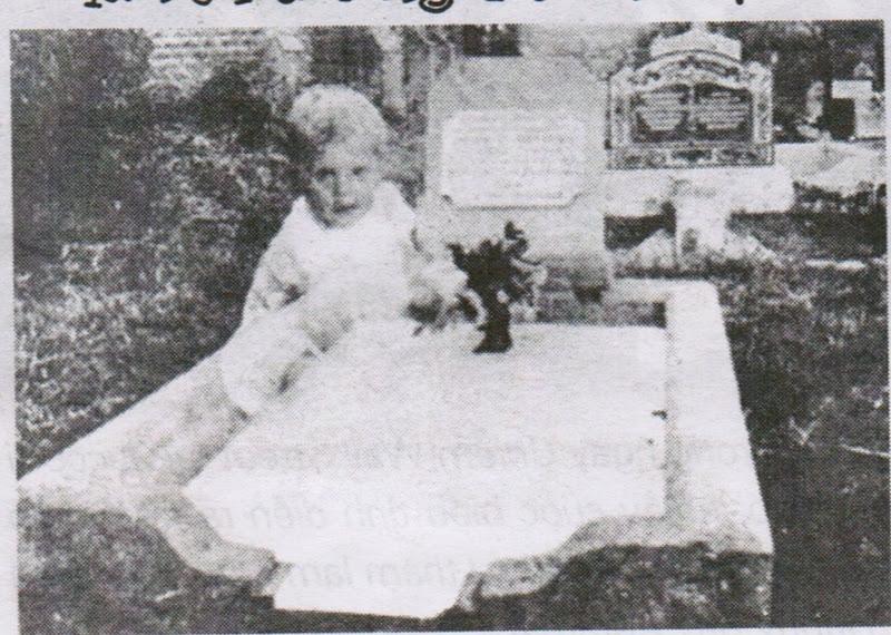 Đứa trẻ ngồi trên ngôi mộ