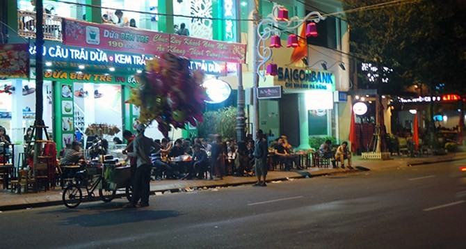 Quán 190 Bạch Đằng là một trong những quán nổi tiếng về món dừa Xiêm tại Đà Nẵng