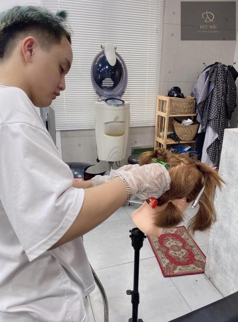 ĐỨC HẢI Hair Salon & Academy đào tạo học viên qua từng giai đoạn từ cơ bản đến nâng cao