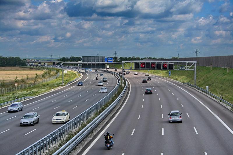 Đức - không được phép hết xăng trên đường cao tốc Autobahn