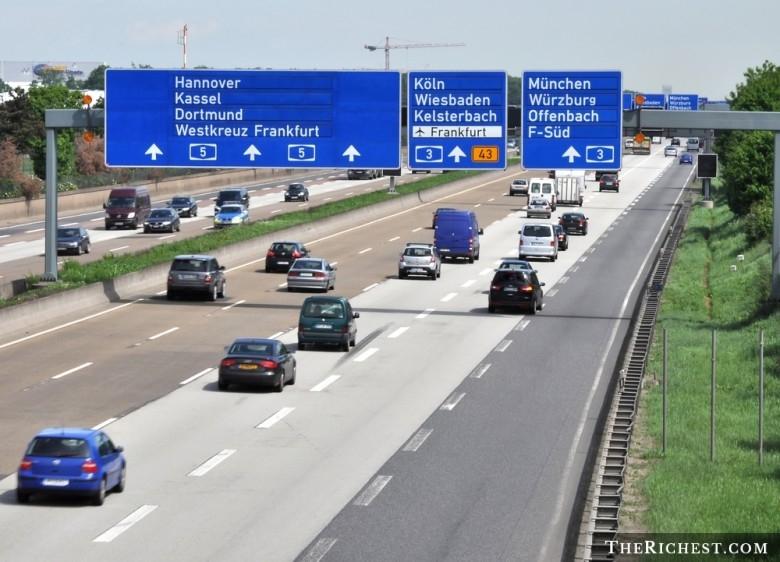 Không được phép hết xăng trên đường cao tốc Autobahn là luật lệ kỳ lạ của Đức