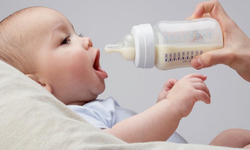 Đừng cho bé uống quá nhiều sữa mỗi ngày