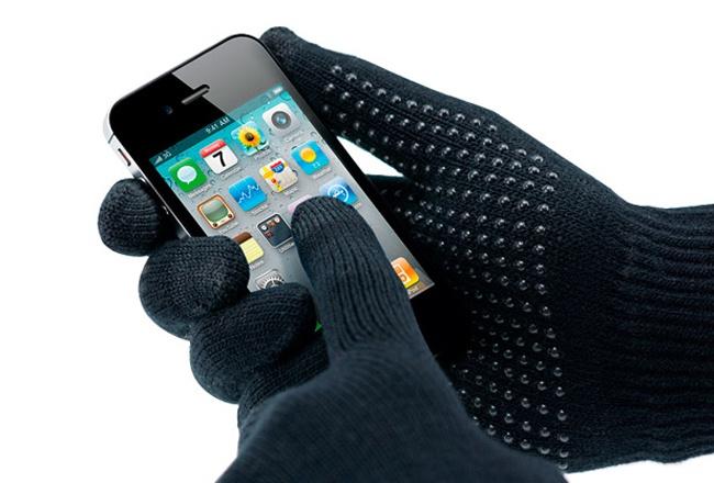 Hãy bọc giấy bặc để sử dụng cảm ứng điện thoại khi đeo găng tay