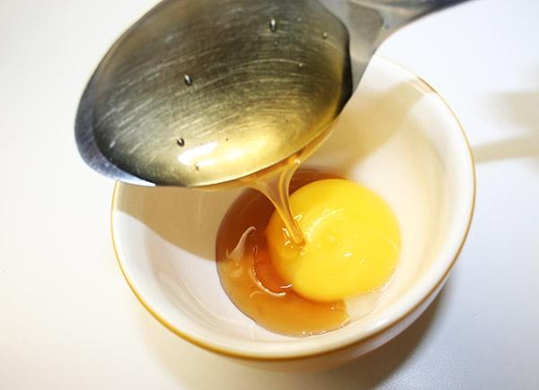 Lòng đỏ trứng gà không chỉ phân biệt được mật ong ngon mà còn là món ăn bổ dưỡng cho sức khỏe