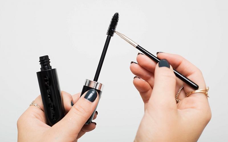 Dùng mascara thay thế