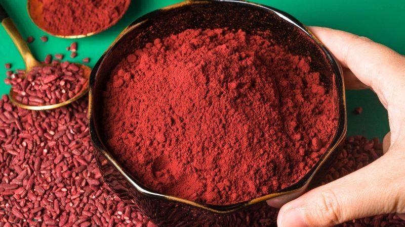 Dùng men gạo đỏ hoặc sản phẩm hỗ trợ