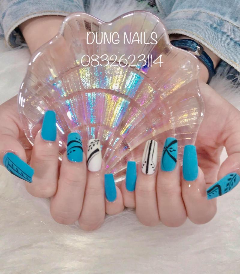 Dung Nails