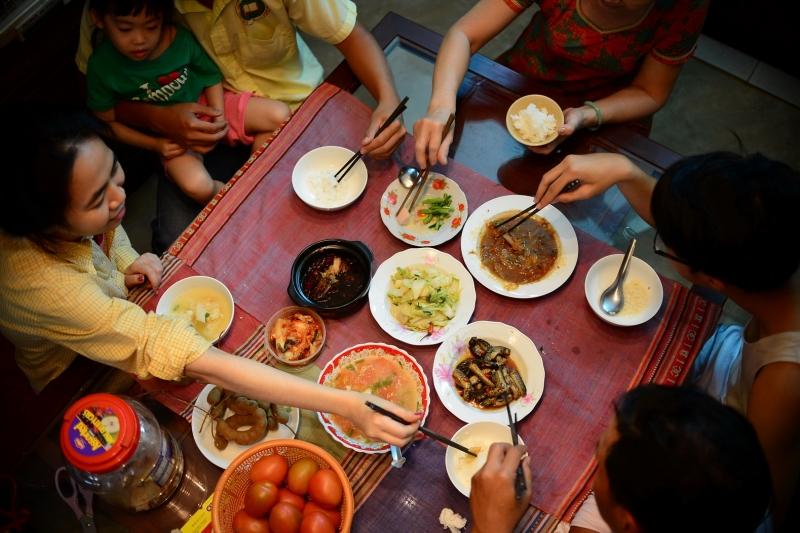 Top 12 Quy tắc trong bàn ăn của người Việt mà bạn nên biết ...
