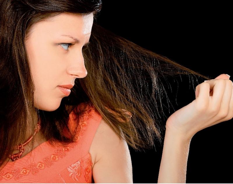 Những biện pháp làm tóc với hóa chất và nhiệt độ cao cùng với tác nhân từ môi trường khiến tóc bị hư tổn