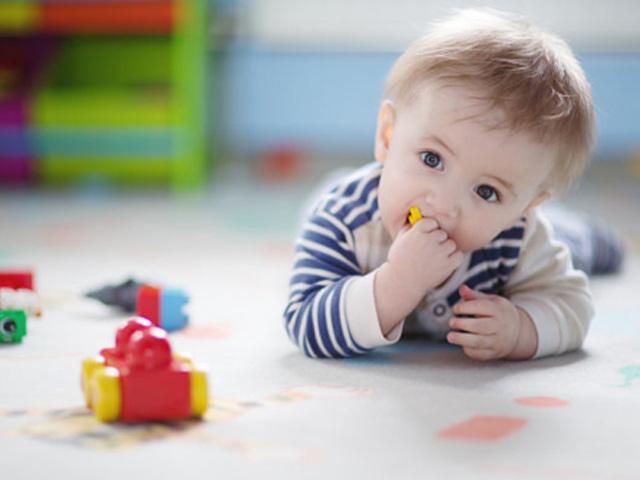 Việc trẻ đưa đồ chơi lên miệng làm gia tăng nguy cơ nhiễm Adenovirus