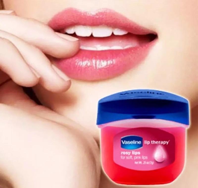 Vaseline giúp dưỡng môi mềm mịn