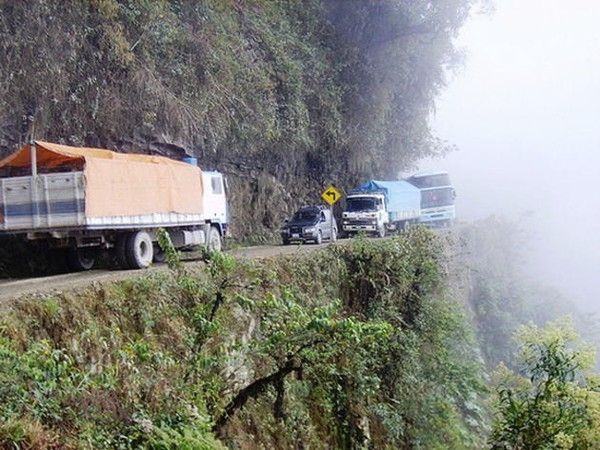 Đường Yungas ở Bolivia