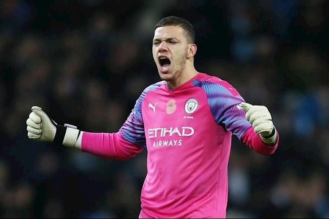 Ederson Moraes là một cầu thủ bóng đá người Brasil chơi ở vị trí thủ môn của câu lạc bộ Manchester City và là thành viên của đội tuyển bóng đá quốc gia Brasil