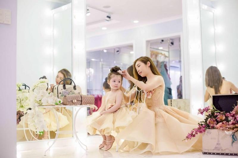 Các mẫu đầm váy thiết kế đẹp cho mẹ và bé gái siêu cute