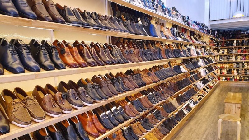 Cửa hàng có vô vàn sản phẩm cả giày nam và nữ