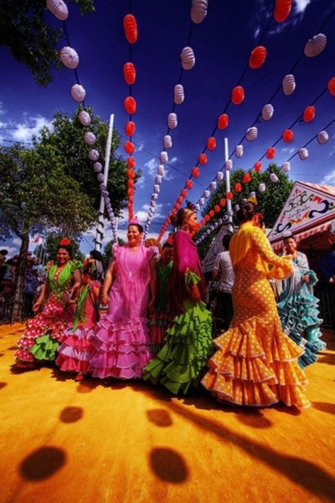 Các cô gái andalusia đang múa điệu Flamenco.