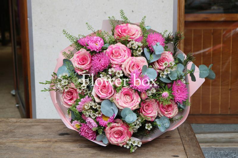 Đến với shop hoa Flower Box, bạn sẽ được lựa chọn những mẫu hoa đẹp, phù hợp với mục đích của bạn