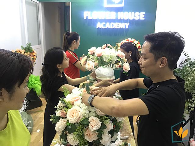 Giảng viên tại học viên Flower House đang hướng dẫn cắm hoa nghệ thuật