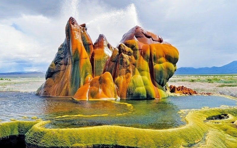 Fly Geyser - Hãy tưởng tượng một cái khuỷu tay từ lòng đất phun ra nước nóng và đá bột trong màu sắc tuyệt đẹp. Fly Geyser, một của phun nước thuộc vùng đất hoang dã của Nevada, Mỹ. Hãy cùng khám phá xem tại sao nơi này lại được gọi là \