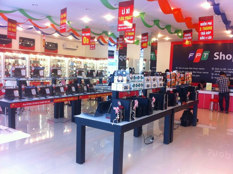 Khung cảnh bên trong cửa hàng FPT Shop