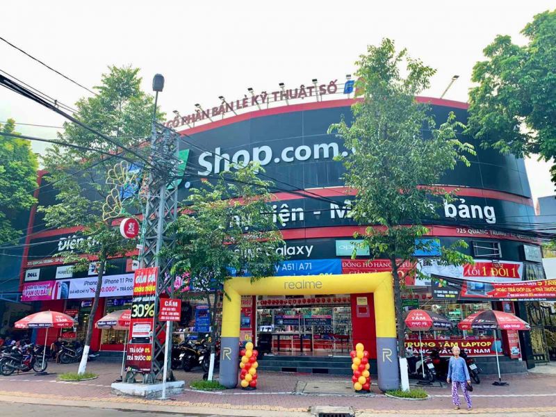 Bên ngoài chi nhánh FPT Shop tại TP. Quảng Ngãi