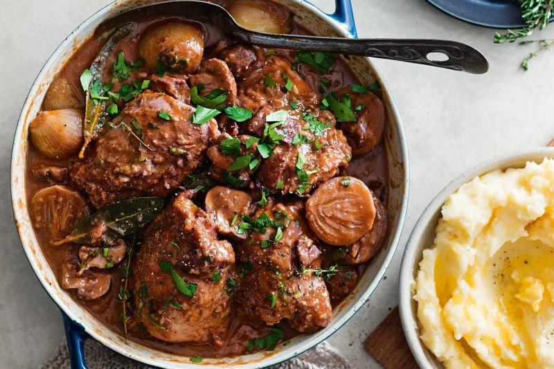 Gà sốt vang (Coq au vin)