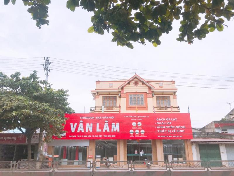 Showroom gạch ốp lát Vân Lâm