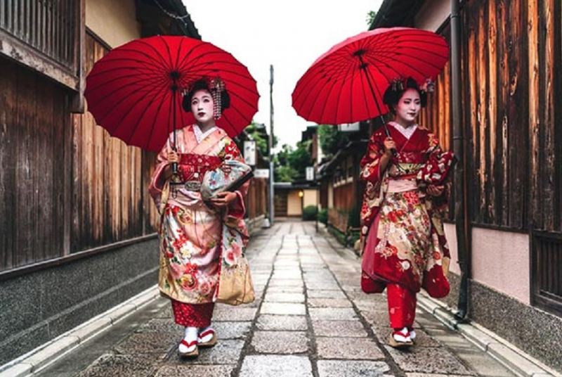 Geisha luôn mặc kimono thủ công thường được làm bằng lụa