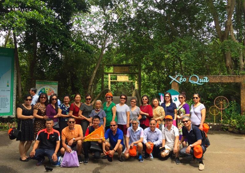 Đoàn khách chụp ảnh lưu niệm tại khu di tích Xẻo Quít, tỉnh Đồng Tháp