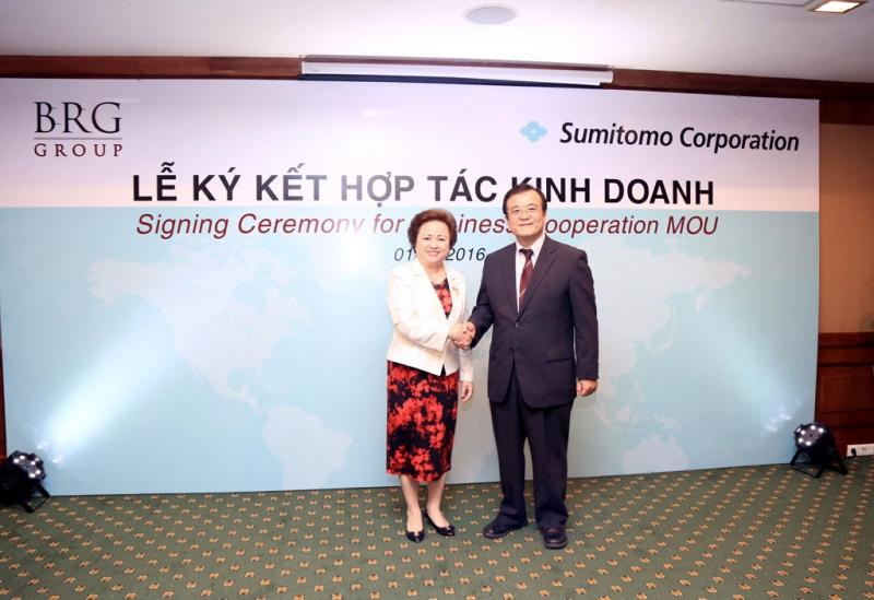 Bà Nguyễn Thị Nga trong lễ kí kết kinh doanh giữa Tập đoàn BRG và Sumitomo