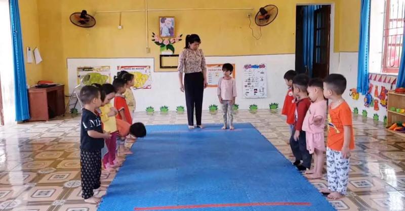 giáo án đi trên ghế thể dục đầu đội túi cát - mẫu 1