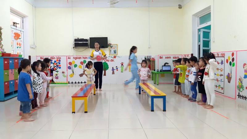 Giáo án 1: Đi trên ghế thể dục – Lớp mẫu giáo 4-5 tuổi