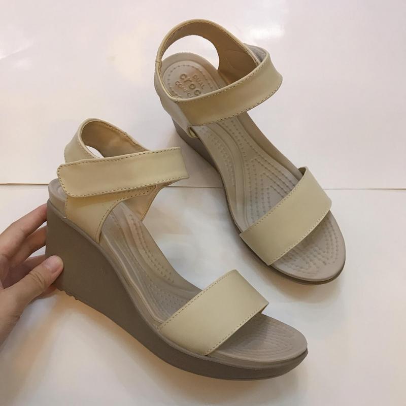 Mùa hè là thời điểm để những mẫu sandal đế xuồng lên ngôi