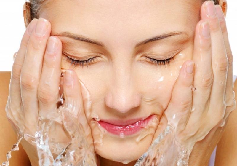 Việc giữ ẩm cho làn da là một điều vô cùng cần thiết cho làn da căng mịn