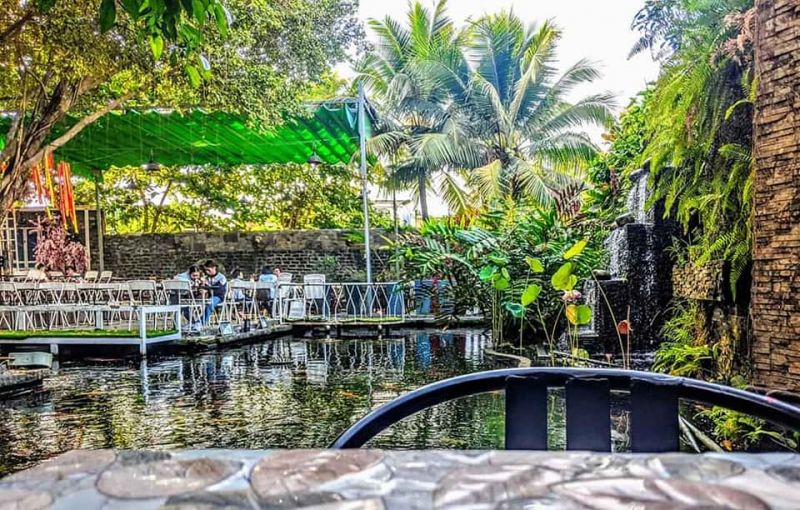 Nằm ngay tại TP. Biên Hòa, Đồng Nai, quán cà phê sân vườn đẹp này là điểm đến lý tưởng cho một buổi hẹn hò, tụ tập bạn bè hay thư giãn cuối tuần. Hãy ghé thăm và cảm nhận sự thư thái.