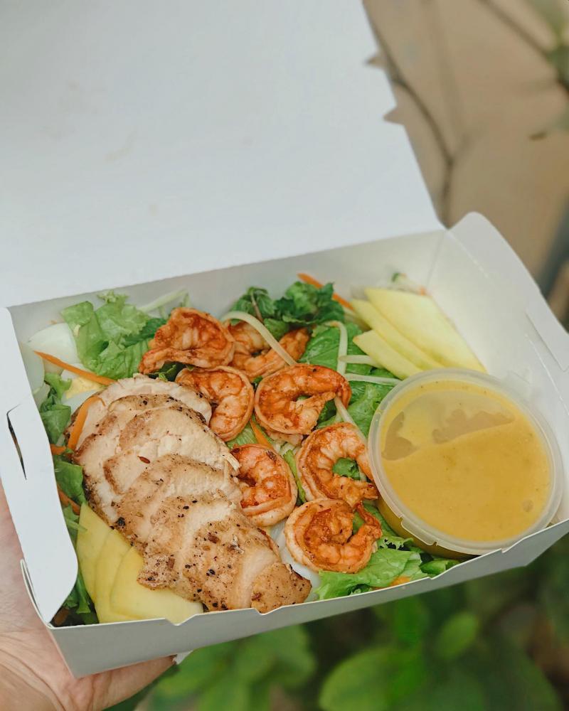 Thưởng thức sốt cùng với salad và thịt bò thật sự bạn sẽ phải tấm tắc khen ngon