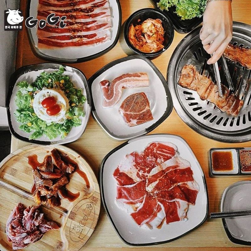 Bàn ăn đầy hấp dẫn tại Gogi house