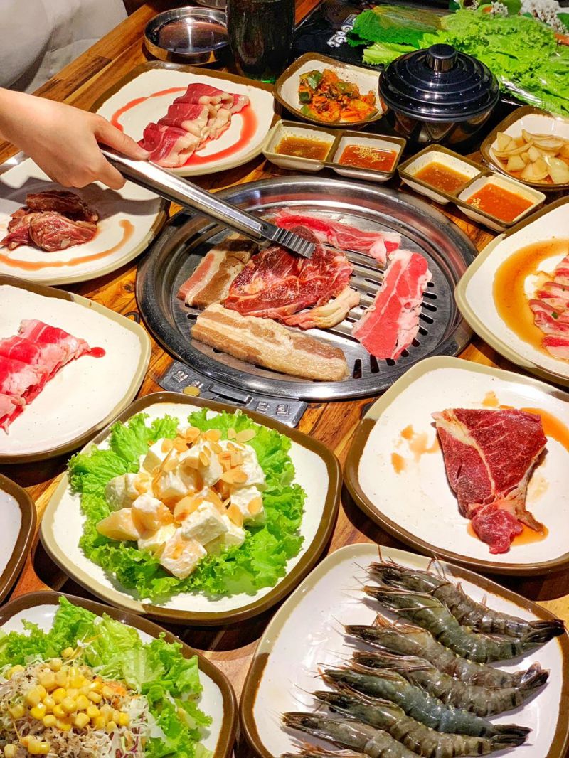 Món buffet hấp dẫn tại nhà hàng