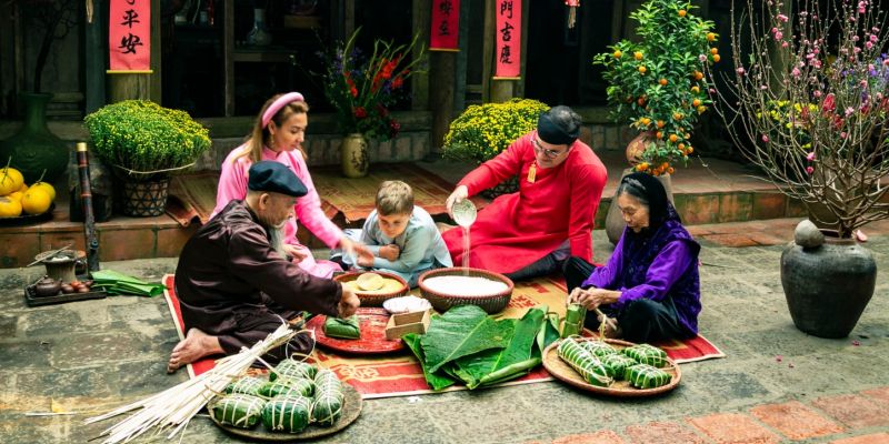 Quây quần bên người thân gói bánh chưng