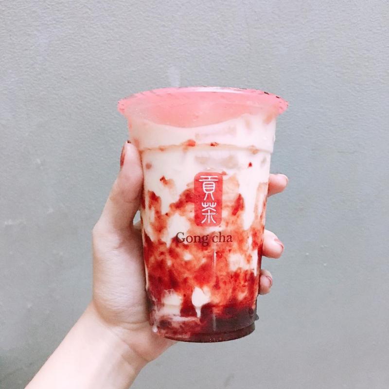 Ly trà sữa Gongcha Strawberry Earl Grey Latte cực bắt mắt