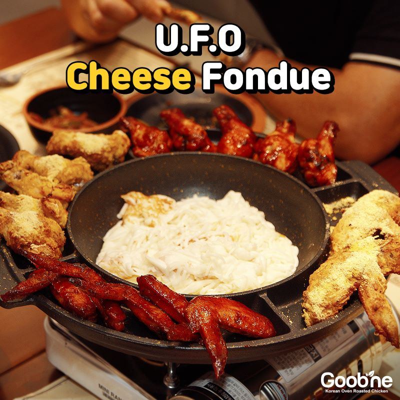 Goobne Chicken được biết đến qua hình ảnh chảo gà phô mai có hình dáng giống UFO, cực kì hấp dẫn.