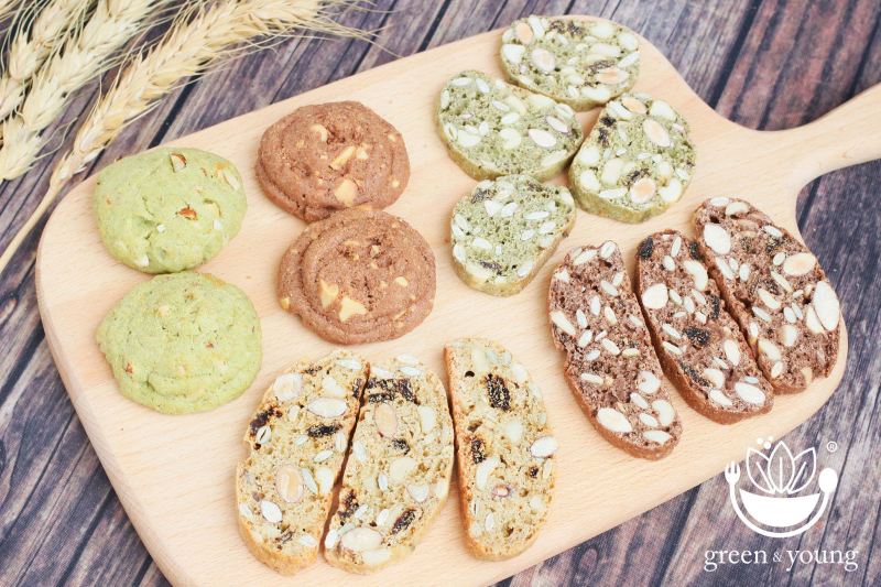 Green and Young - Biscotti and Cookies, thành phần chính là bột mì nguyên cám, hạnh nhân, bí xanh, hạt điều, ...