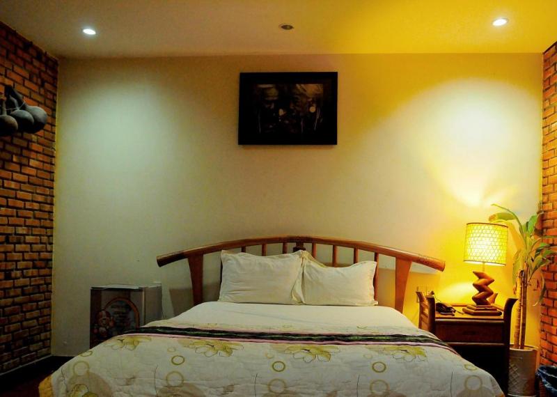 Phòng nghỉ tại khách sạn có thiết kế chủ yếu là màu vàng từ tường và trần nhà đến các nội thất tạo cảm giác sang trọng, ấm cúng. Ngoài những tiện ích như tivi, điều hòa, tủ lạnh,