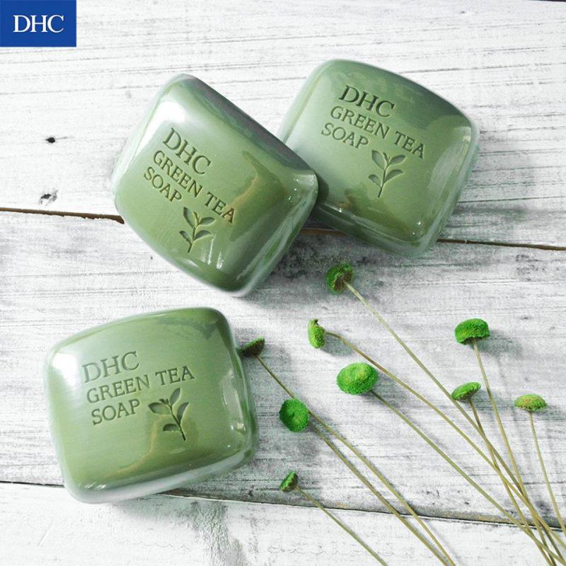 Xà bông rửa mặt trà xanh DHC Green Tea Soap với công thức tự nhiên, tạo bọt kem hạt mịn, giúp làn da của bạn được chăm sóc nhẹ nhàng nhưng vẫn loại bỏ được sạch bã nhờn, bụi bẩn, da chết trên da.