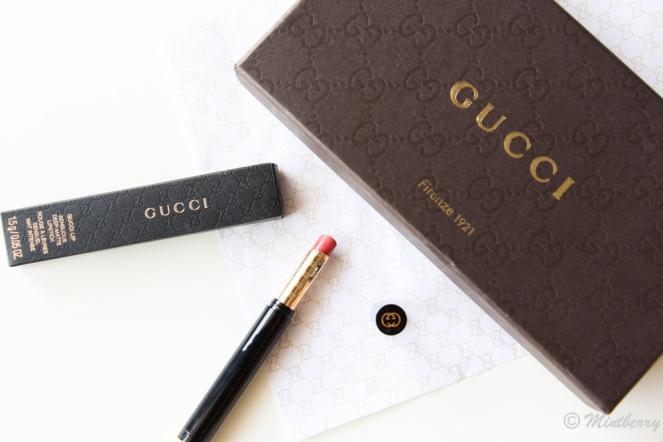Gucci có thiết kế vỏ son sang chảnh. In logo trên nắp và thân vỏ