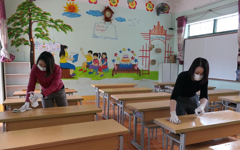 giáo viên tiểu học Lê Lợi chuẩn bị đón học sinh trở lại trường (Ảnh: Báo Nhân dân)