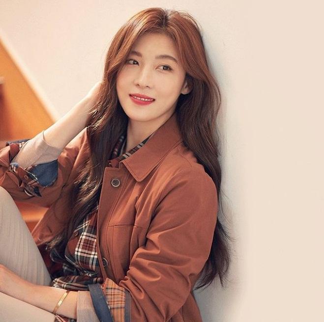 Vẻ ngoài rạng rỡ của Ha Ji Won ở tuổi ngoài 40