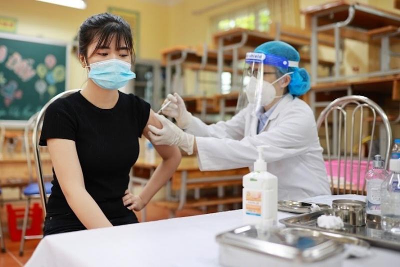 Các em học sinh ở Hà Nội được tiêm vaccine theo kế hoạch - ảnh: công đoàn