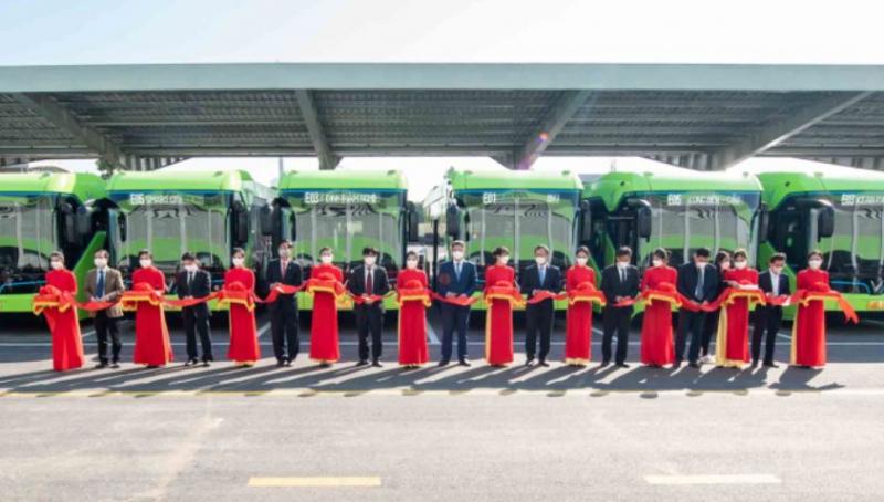 Cắt băng khánh thành tuyến xe bus điện. (Ảnh: báo vnexpress)